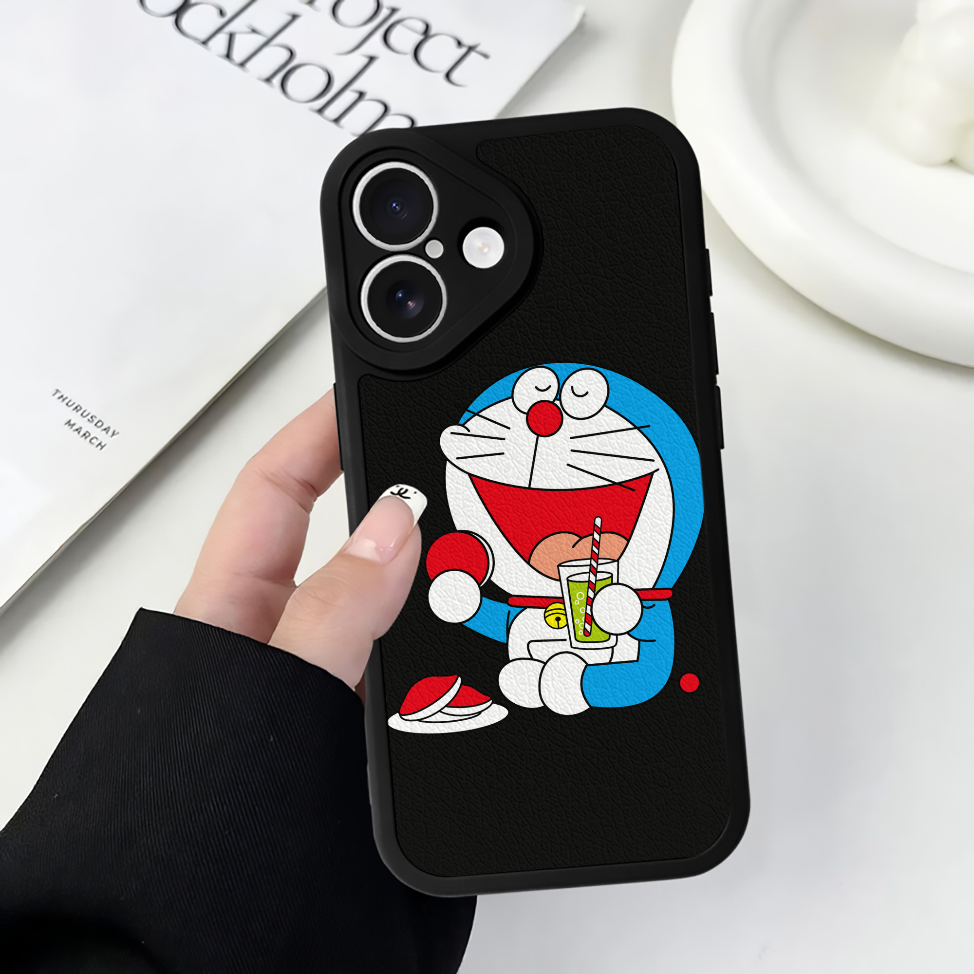 （画像用） ドラえもん Doraemon 【iPhone 16シリーズ対応】シリコンスマホケース（レザー調） 材質：シリコン